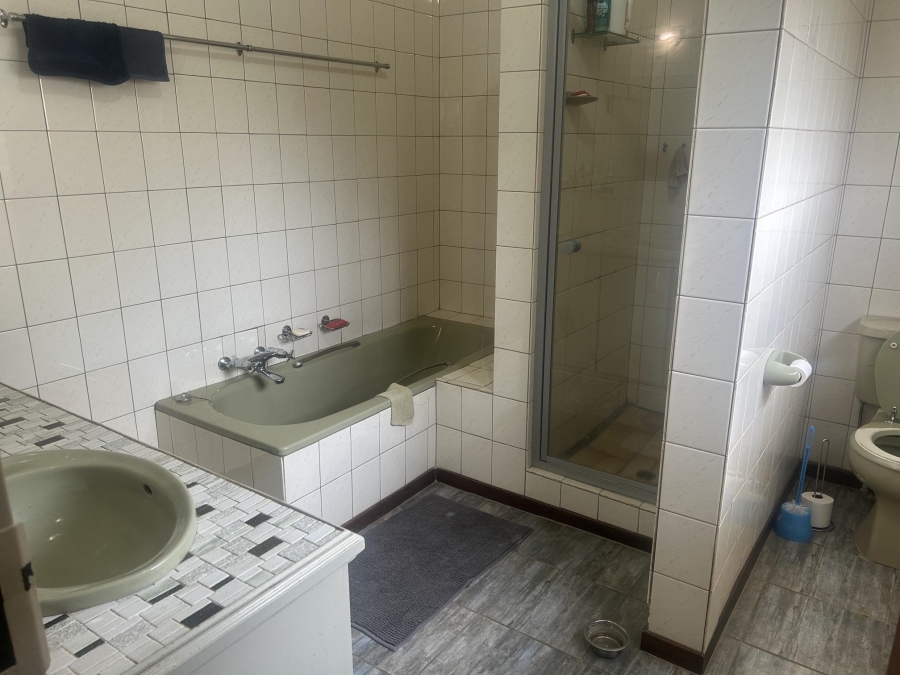 5 Bedroom Property for Sale in Viljoenskroon Free State